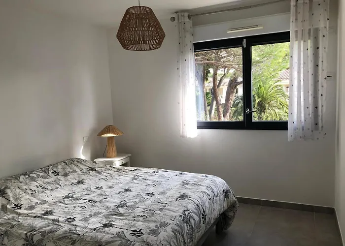 Apartment Superbe Pour 4, Climatise, Piscine Et Garage